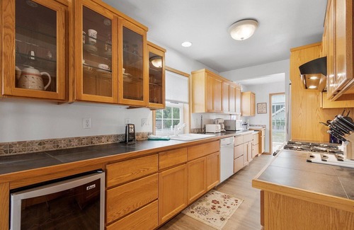 Ocean Park Casa | 30 NIGHT MINIMUM, near beach, Pets, yard w/play set (AllInn)