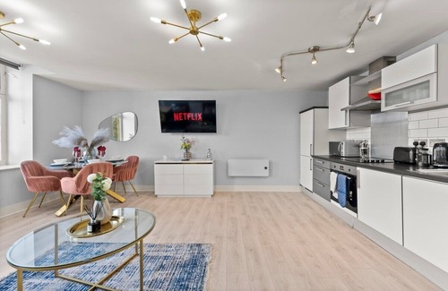 Healey Lane Apartamento | 30% off! Sleek Apartment - 10 Minutes From Leeds