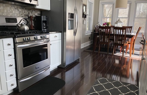 Elkhart Lake Casa | Casa completa recién renovada: 30 segundos a pie del centro