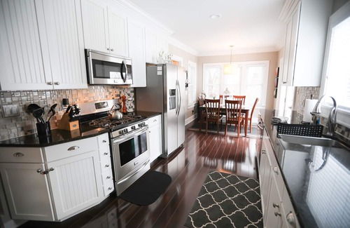 Elkhart Lake Casa | Casa completa recién renovada: 30 segundos a pie del centro