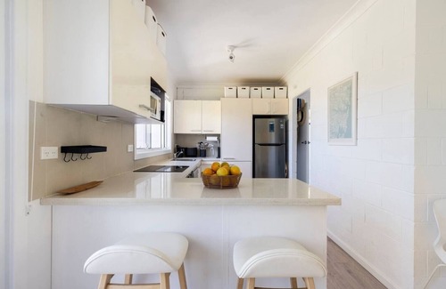 Copacabana Casa | 30 seconds to beach. Updated 1970s beach house