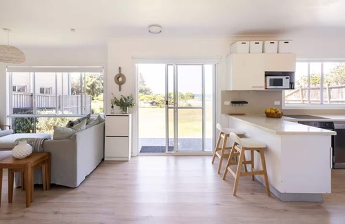 Copacabana Casa | 30 seconds to beach. Updated 1970s beach house