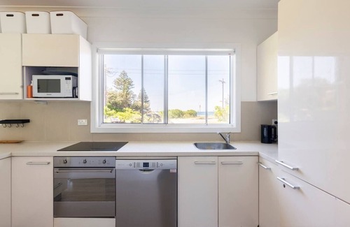 Copacabana Casa | 30 seconds to beach. Updated 1970s beach house