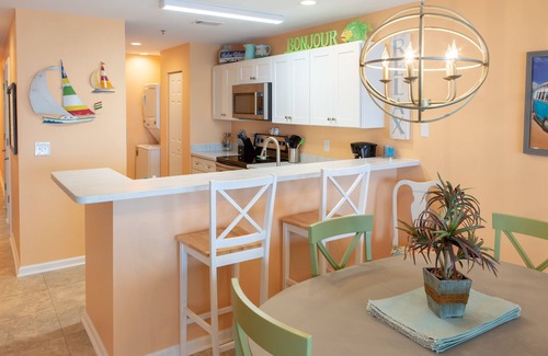 Tybee Island Condominio | 30 pasos de la playa! Condominio de lujo con gran porche envolvente!