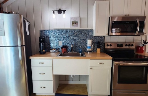Mill Spring Casa | 30' Yurt with a large deck, on the creek, full kitchen, dome skylight, 2 bedrooms, sleeps 5.