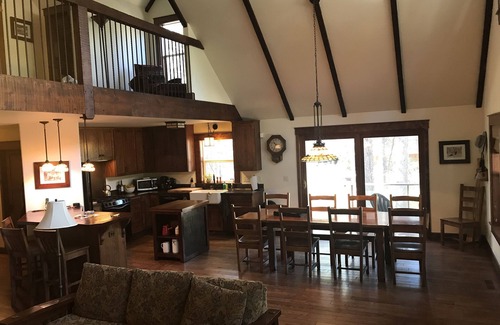 Sunriver Casa | 300 pies de frente de río - en el río Fall. ¡Relájate y reconecta con la naturaleza!