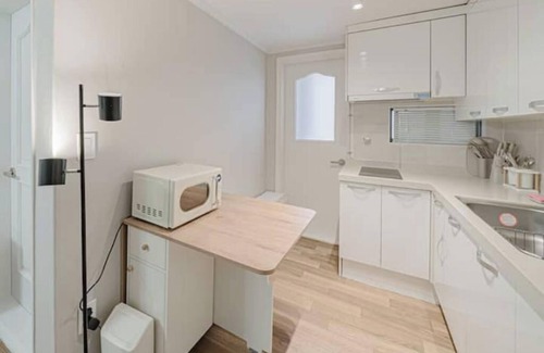 Sinsa-dong Casa | 302 Apgujeong 1st, 2Room Queen-bed, 2 Single-beds