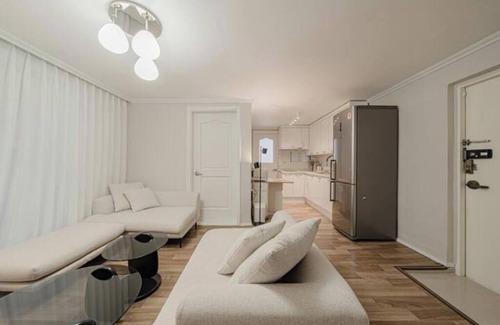 Sinsa-dong Casa | 302 Apgujeong 1st, 2Room Queen-bed, 2 Single-beds