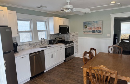 Seaside Heights Casa | 304 Webster Ave Apartamento en la 2ª planta, con capacidad para 10 personas con distintivos de playa, a pie de playa