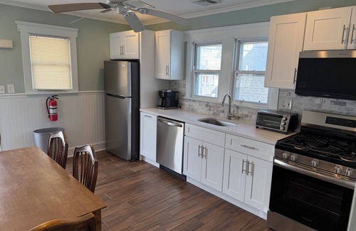 Seaside Heights Casa | 304 Webster Ave Apartamento en la 2ª planta, con capacidad para 10 personas con distintivos de playa, a pie de playa