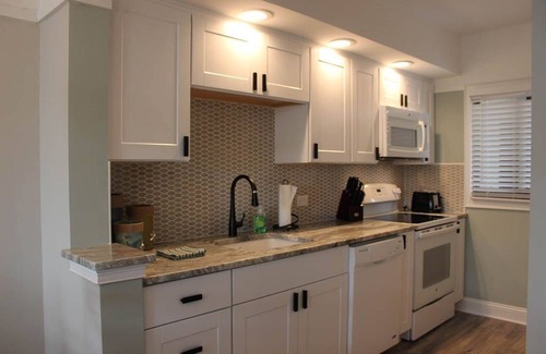 North Litchfield Beach Condominio | 307 Litchfield Retreat, Renovated Condo, Partial Ocean Views, Pool