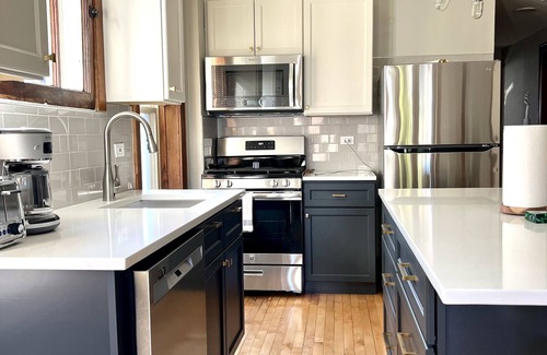 Little Village Apartamento | 31+Day Stay. 20 min Drive to Midway, South Loop, Beach, & Museums.