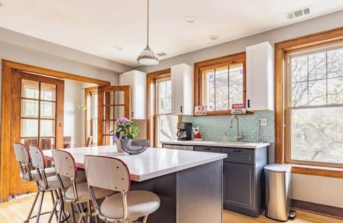 Little Village Apartamento | 31+Day Stay. 20 min Drive to Midway, South Loop, Beach, & Museums.