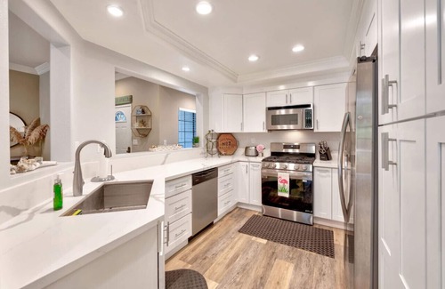 Huntington Beach Condominio | 31+ Night Stay Condo | 24-7 Security | Pool | Cozy