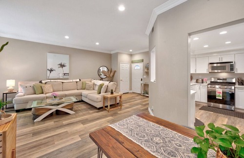 Huntington Beach Condominio | 31+ Night Stay Condo | 24-7 Security | Pool | Cozy