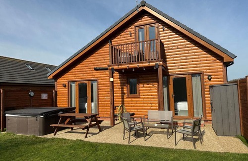 Fitling Casa | 32 Cherry-Lodge-Tranquil-Hot Tub-Fishing Lake-7m to beach