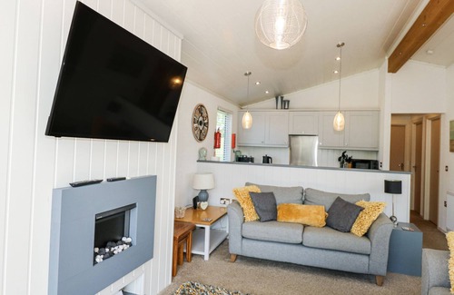Rhyd-y-clafdy Cabaña | 32 SANCTUARY LODGE, pet friendly, with pool in Y Ffor