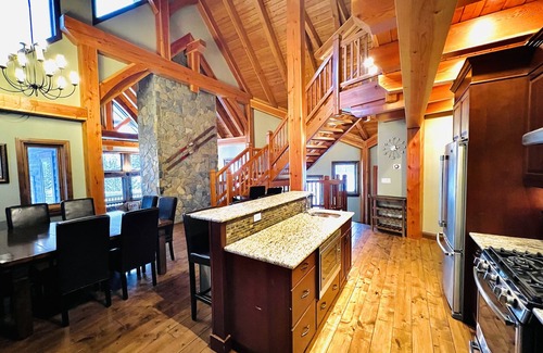 Golden Chalet De Esquí | Marco completo de madera de 3200 pies cuadrados / 297 metros cuadrados. 3 pisos de puro lujo. 5 * retiro familiar