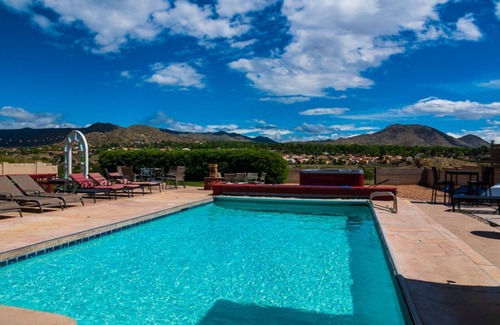 Albuquerque Casa | Amplio retiro urbano con piscina climatizada, bañera de hidromasaje y vistas a la montaña