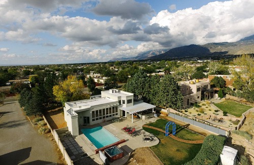 Albuquerque Casa | Amplio retiro urbano con piscina climatizada, bañera de hidromasaje y vistas a la montaña