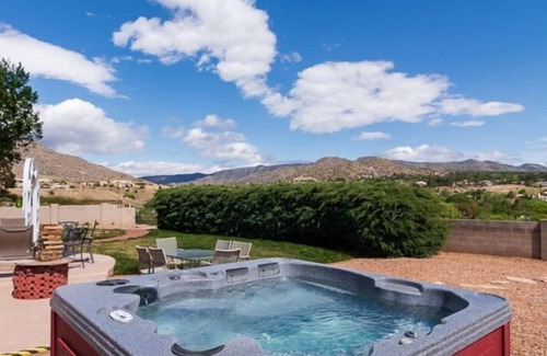 Albuquerque Casa | Amplio retiro urbano con piscina climatizada, bañera de hidromasaje y vistas a la montaña