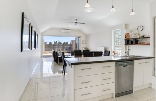 Port Fairy Casa | 32a Sackville St located in the heart of the town