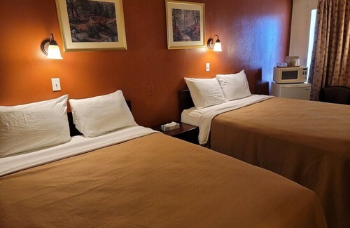 Eads Cama Y Desayuno | 330 per week Room with fridge and microwave restaurant grocery shop bar Near by