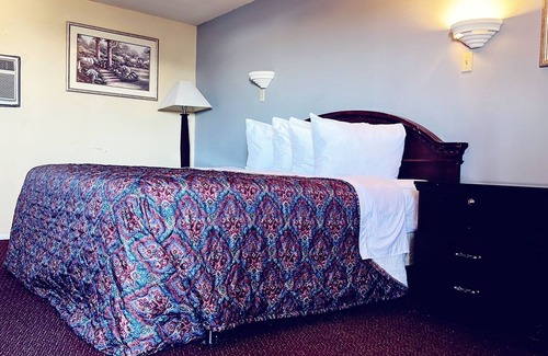 Eads Cama Y Desayuno | 330 per week Room with fridge and microwave restaurant grocery shop bar Near by