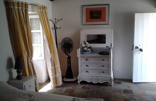 Rousson Cama Y Desayuno | 33m² guest room with Italian shower and separate WC