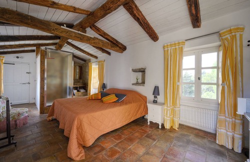 Rousson Cama Y Desayuno | 33m² guest room with Italian shower and separate WC