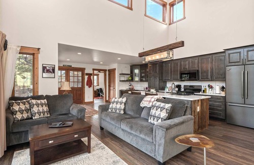 Black Hawk Casa | 34 Acre Escape~Games~Hiking~Pool Table~Bicycles