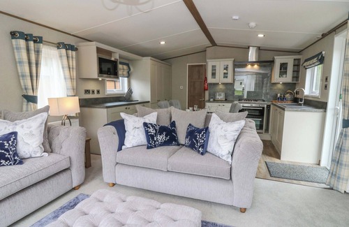Llanarth Cabaña | 34 THE BEAUMONT, pet friendly, with a garden in Llanarth