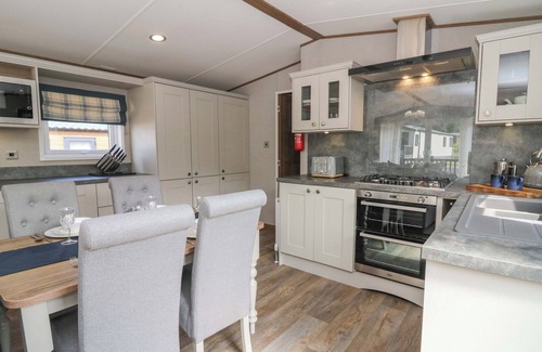 Llanarth Cabaña | 34 THE BEAUMONT, pet friendly, with a garden in Llanarth