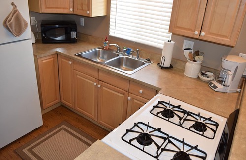 Downtown Cabina | 345 Hinds: 2 dormitorios, 1 BA Cabaña / Bungalow en Pismo Beach, capacidad para 6