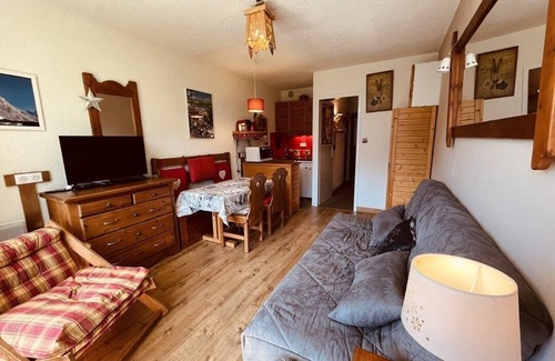 Plan Peisey Apartamento | 170m del centro estación, 4.o piso, vista montaña, balcón, tv, local para esquís, 24m²