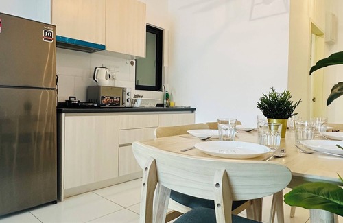 Taman Pertama Condominio | 36 Family Suite 7 Pax 3 Rooms Velocity Mall IKEA Short Walk to MRT & LRT Maluri