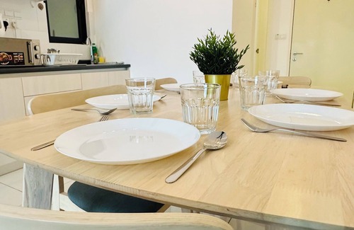 Taman Pertama Condominio | 36 Family Suite 7 Pax 3 Rooms Velocity Mall IKEA Short Walk to MRT & LRT Maluri