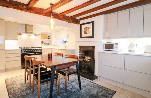 Ticknall Cabaña | 36 MAIN STREET, pet friendly, with open fire in Ticknall