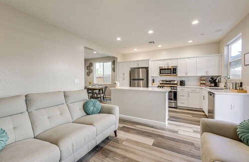Visalia Casa | 36 Mi to Sequoia NP: Pet-Friendly Home w/ Dog Run!