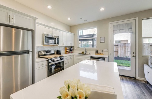 Visalia Casa | 36 Mi to Sequoia NP: Pet-Friendly Home w/ Dog Run!