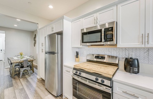 Visalia Casa | 36 Mi to Sequoia NP: Pet-Friendly Home w/ Dog Run!