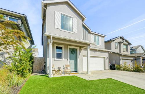 Visalia Casa | 36 Mi to Sequoia NP Pet-Friendly Home with Dog Run!