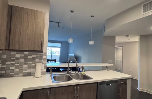 University City Apartamento | 360 Luxury Apartment : Sleek 1-Bedroom Apartment with Amenities