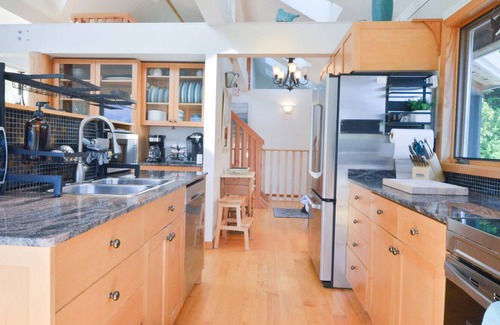 Fanny Bay Casa | 360 Wrap Around Deck w/ Mountain Sunset/Ocean View