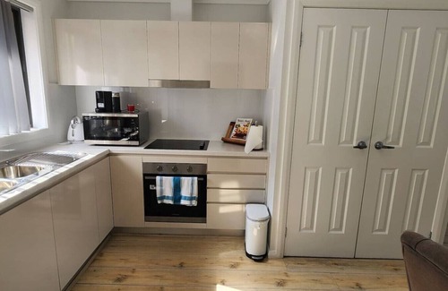 Wollongong CBD Casa | 36C: Granny studio near Hospital, with Parking