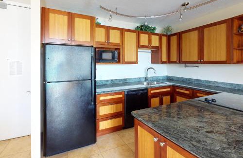 Waikiki Apartamento | 36th Floor Deluxe Ocean View Condo with Free Parking & Wifi condo