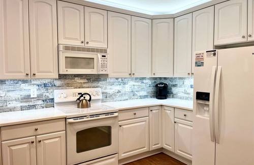 Sunset Island Condominio | 37 Fountain Drive West 2B * FREE Linens & Towels * Beach Cart, Wi-Fi, Smart TVs