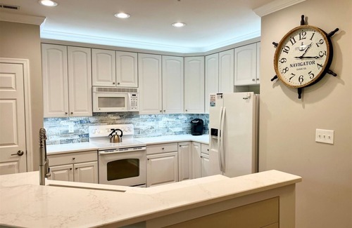Sunset Island Condominio | 37 Fountain Drive West 2B * FREE Linens & Towels * Beach Cart, Wi-Fi, Smart TVs