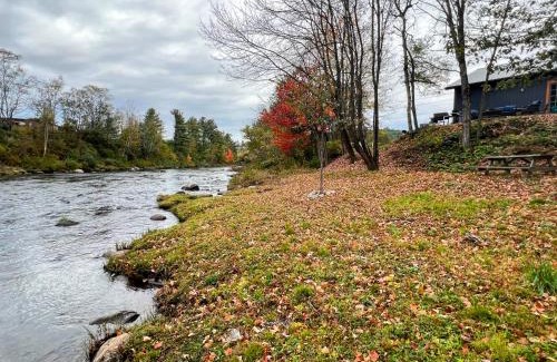 Littleton Casa | 37PA Superbly appointed riverfront home in LIttleton! Skiing, hiking, firepit, wifi!