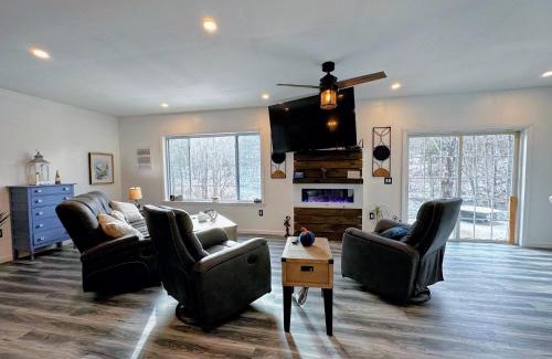 Littleton Casa | 37PA Superbly appointed riverfront home in LIttleton! Skiing, hiking, firepit, wifi!
